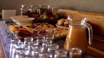 Free daily cooked-to-order breakfast