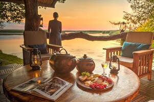 Se sirven desayunos, almuerzos y cenas; con vista al jardín