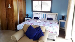 Azzura | Minibar, brankas, dan didekorasi berbeda-beda