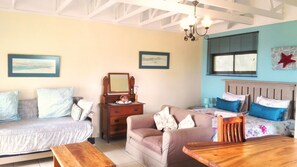 Aurora | Minibar, brankas, dan didekorasi berbeda-beda