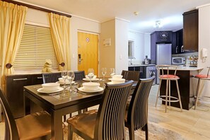 In-room dining - 219 Lagoon Beach (Cape Town)