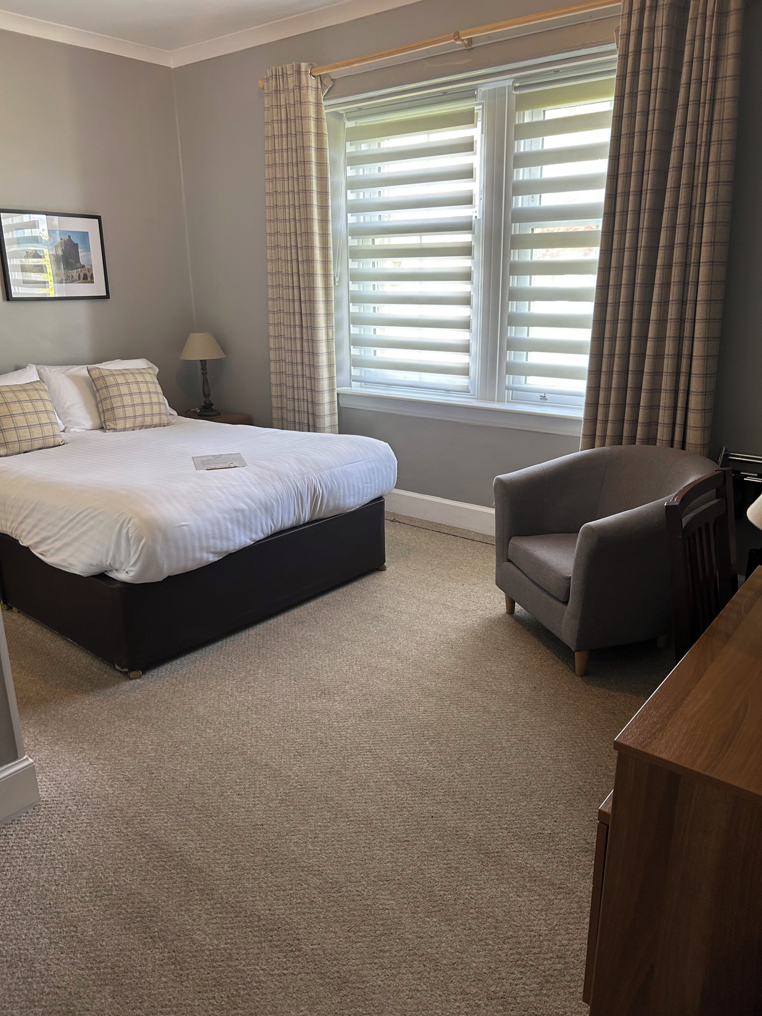 Desk, free cots/infant beds, free WiFi, bed sheets