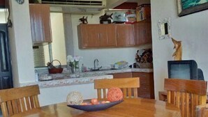 Nhà liên kế dành cho gia đình, nhiều giường, quang cảnh biển | Khu vực ăn uống tại phòng