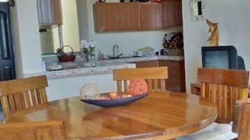 Familie resortwoning, Meerdere bedden, uitzicht op zee | Dineren op de kamer