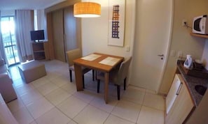 Deluxe Suite | Living room | 32-inch flat-screen TV with cable channels, TV