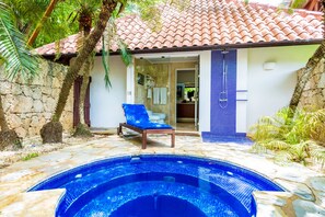 Alberca al aire libre y camastros 