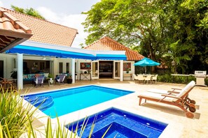 Utendørsbasseng og solsenger