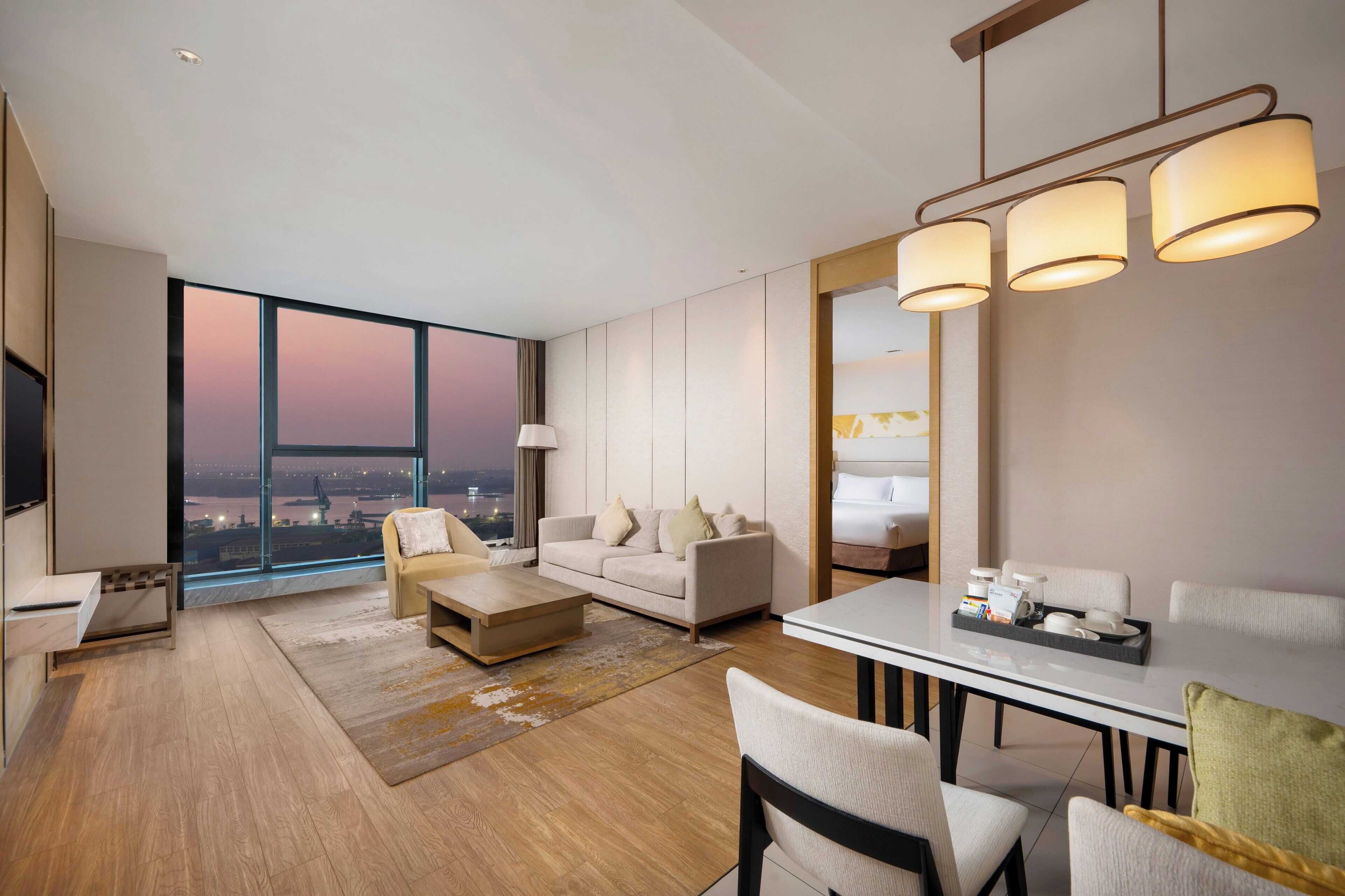 Suite, 1 Schlafzimmer, Küche (Living Dining) | 1 Schlafzimmer, hochwertige Bettwaren, Daunenbettdecken