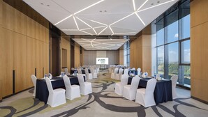 A conference room with a long table, white chairs, and a projector screen. - Holiday Inn Nanjing Harbour by IHG (Nanjing)