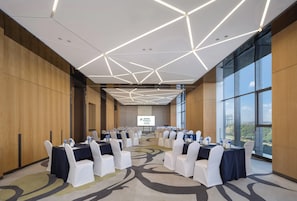 A conference room with a long table, white chairs, and a projector screen. - Holiday Inn Nanjing Harbour by IHG (Nanjing)