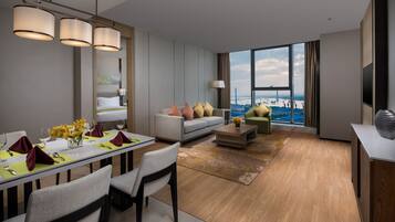 Sviitti, 1 makuuhuone, keittiö (Living Dining) | 1 makuuhuone, ylelliset vuodevaatteet, untuvapeitot