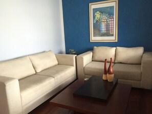 Een 37-inch ledtelevisie met kabelzenders en televisie