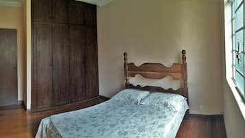 Casa urbano, para fumantes | Escrivaninha, ferros/tábuas de passar roupa, Wi-Fi de cortesia