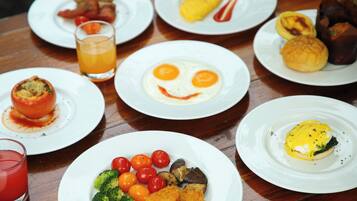 Petit déjeuner buffet servi tous les jours en supplément