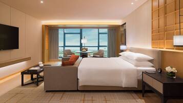 Deluxe Room, 1 King Bed | Minibar, in-room safe, desk, blackout drapes