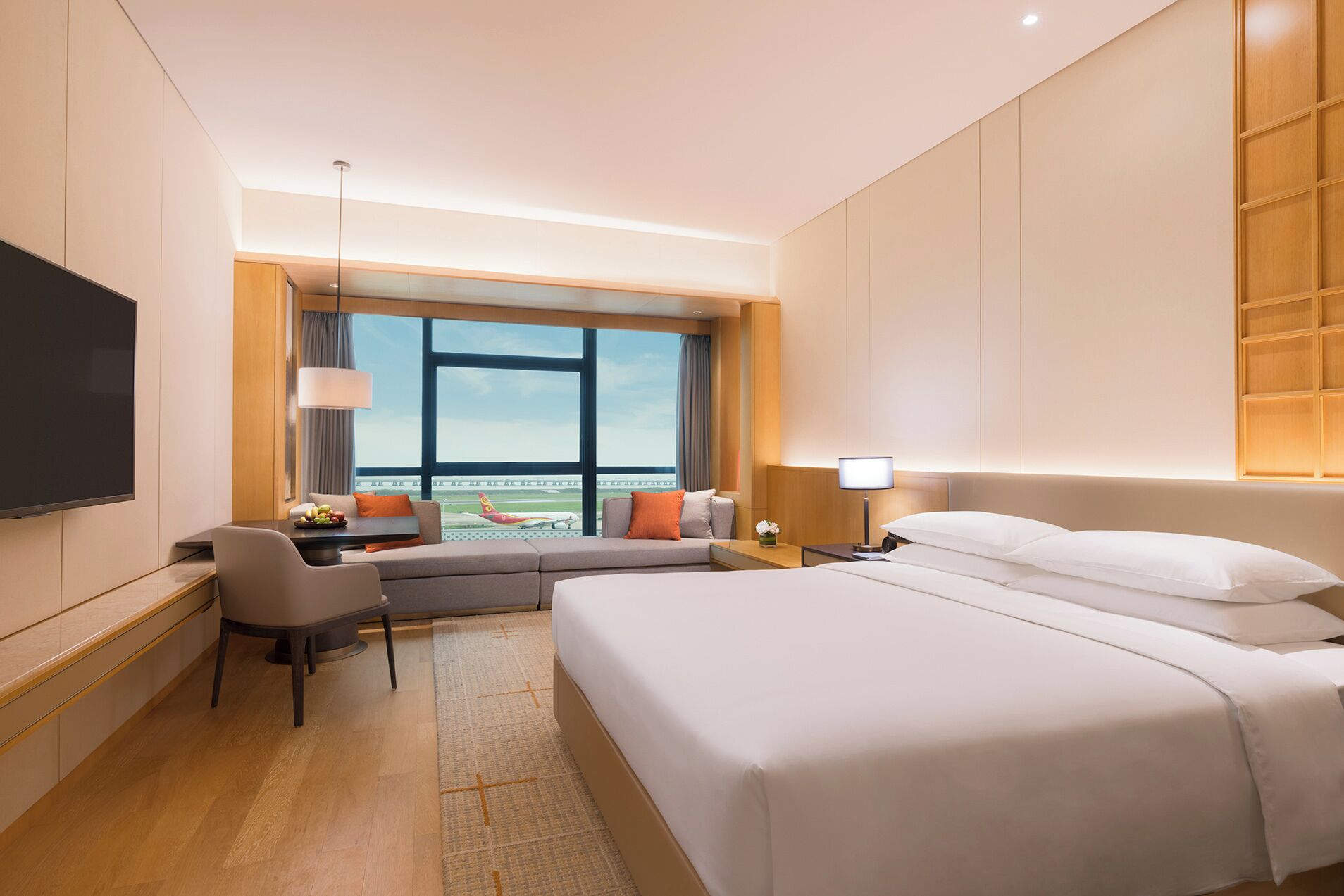 ห้องพรีเมียร์, เตียงคิงไซส์ 1 เตียง, ใช้คลับเลานจ์ได้ (Airport View) | มินิบาร์, ตู้นิรภัยในห้องพัก, โต๊ะทำงาน, ผ้าม่านกันแสง