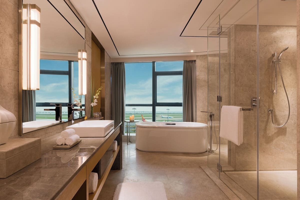 Minibar, coffres-forts dans les chambres, bureau, rideaux occultants