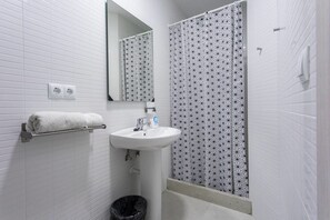 Habitación cuádruple | Caja de seguridad en la habitación, escritorio y cortinas blackout