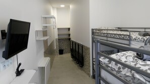 Habitación cuádruple | Caja de seguridad en la habitación, escritorio y cortinas blackout