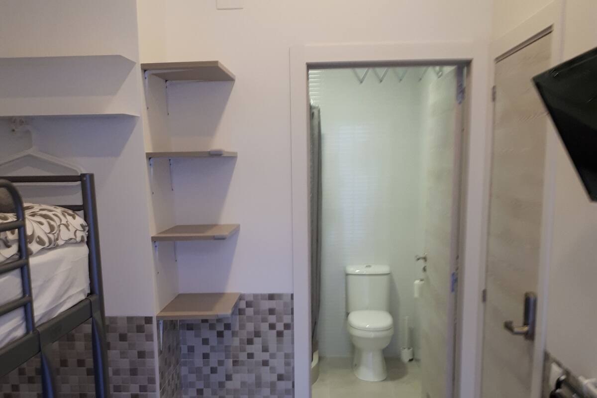 Habitación doble con litera | Caja de seguridad en la habitación, escritorio y cortinas blackout