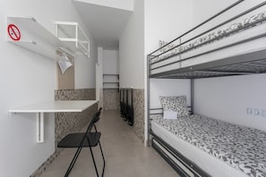 Habitación cuádruple | Caja de seguridad en la habitación, escritorio y cortinas blackout