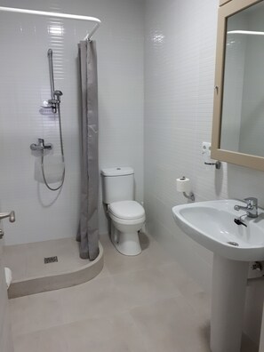 Habitación doble superior | Baño | Regadera y toallas