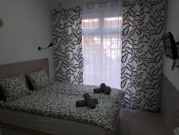 Habitación doble superior | Caja de seguridad en la habitación, escritorio y cortinas blackout