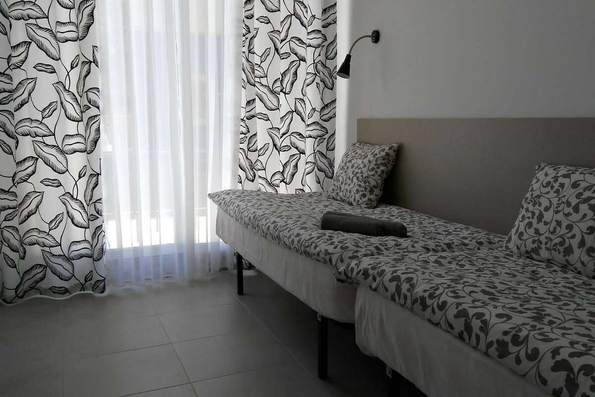 Habitación con 2 camas individuales | Caja de seguridad en la habitación, escritorio y cortinas blackout