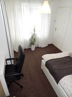 Habitación doble de uso individual, 1 cama matrimonial | Escritorio, tabla de planchar con plancha, wifi gratis y ropa de cama