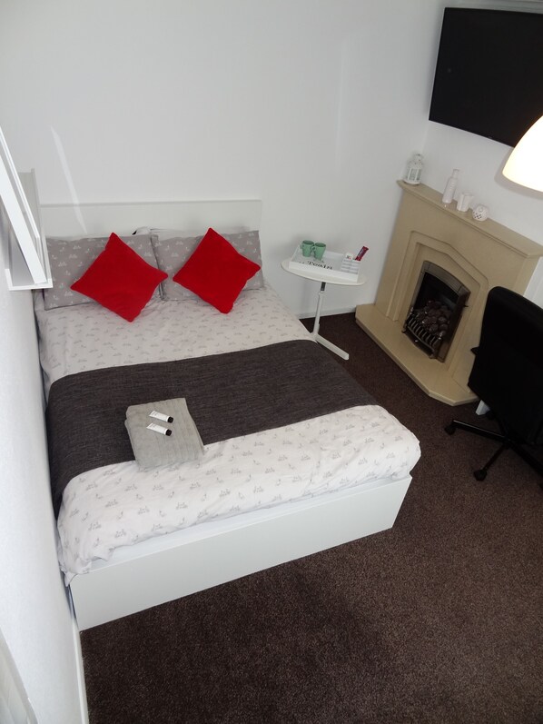 Habitación doble de uso individual, 1 cama matrimonial | Escritorio, tabla de planchar con plancha, wifi gratis y ropa de cama