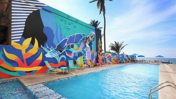 Una piscina al aire libre (de 09:00 a 22:00), sombrillas, tumbonas