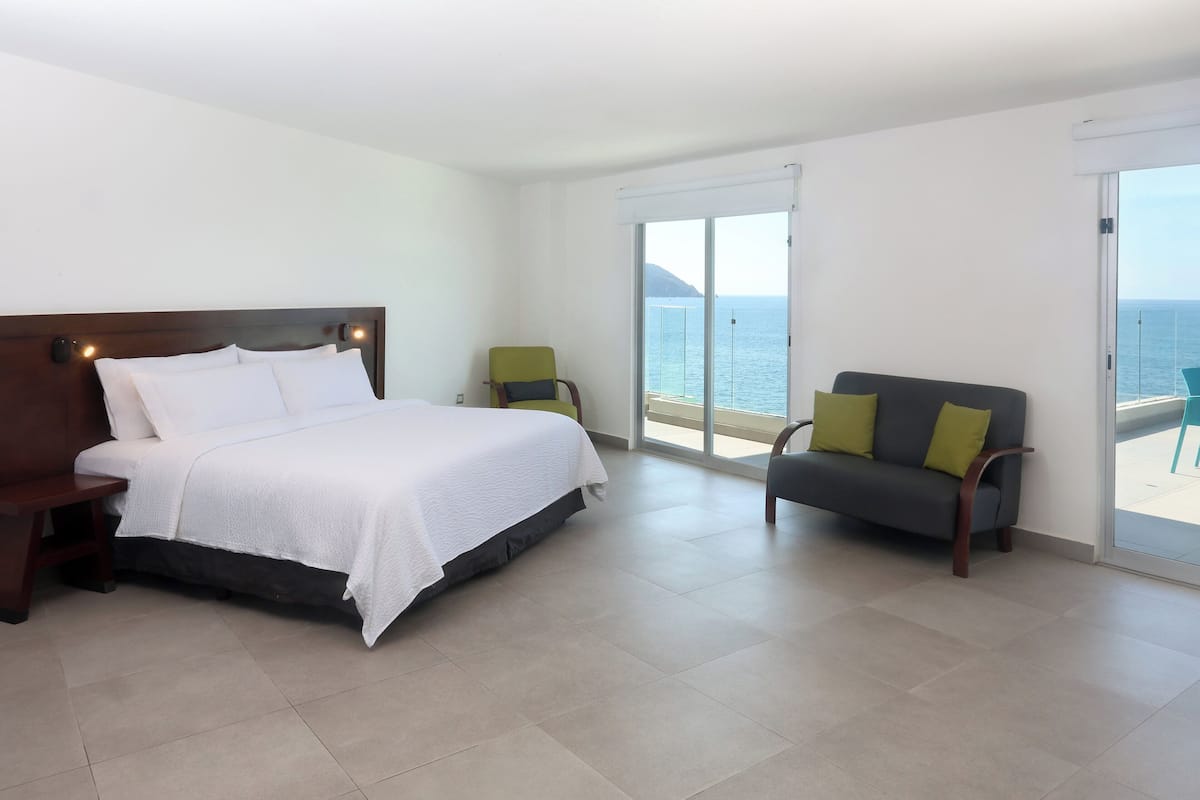 Suite, 1 King Bed | In-room safe, soundproofing, iron/ironing board, free WiFi