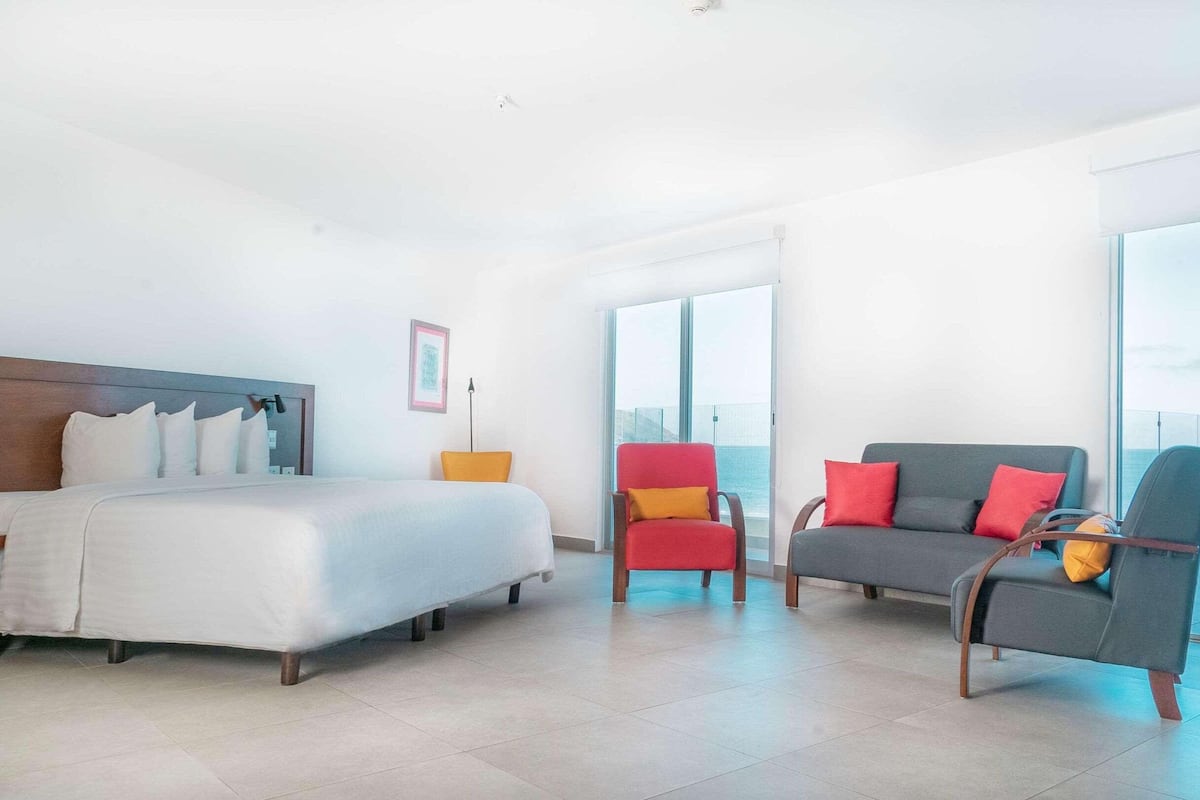 Suite, 1 Tempat Tidur King, Bebas Asap Rokok | Brankas, kedap suara, setrika/meja setrika, dan Wi-Fi gratis