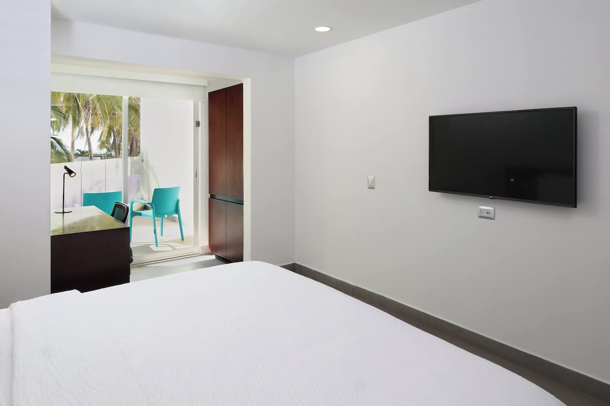 Habitación estándar, 1 cama de matrimonio grande | Caja fuerte, escritorio, espacio para trabajar con un portátil
