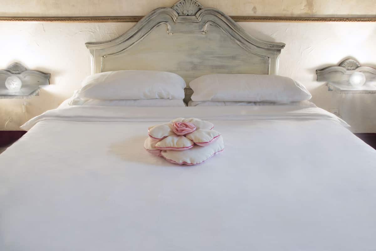 Suite, terrazzo | Una cassaforte in camera, tende oscuranti, ferro/asse da stiro