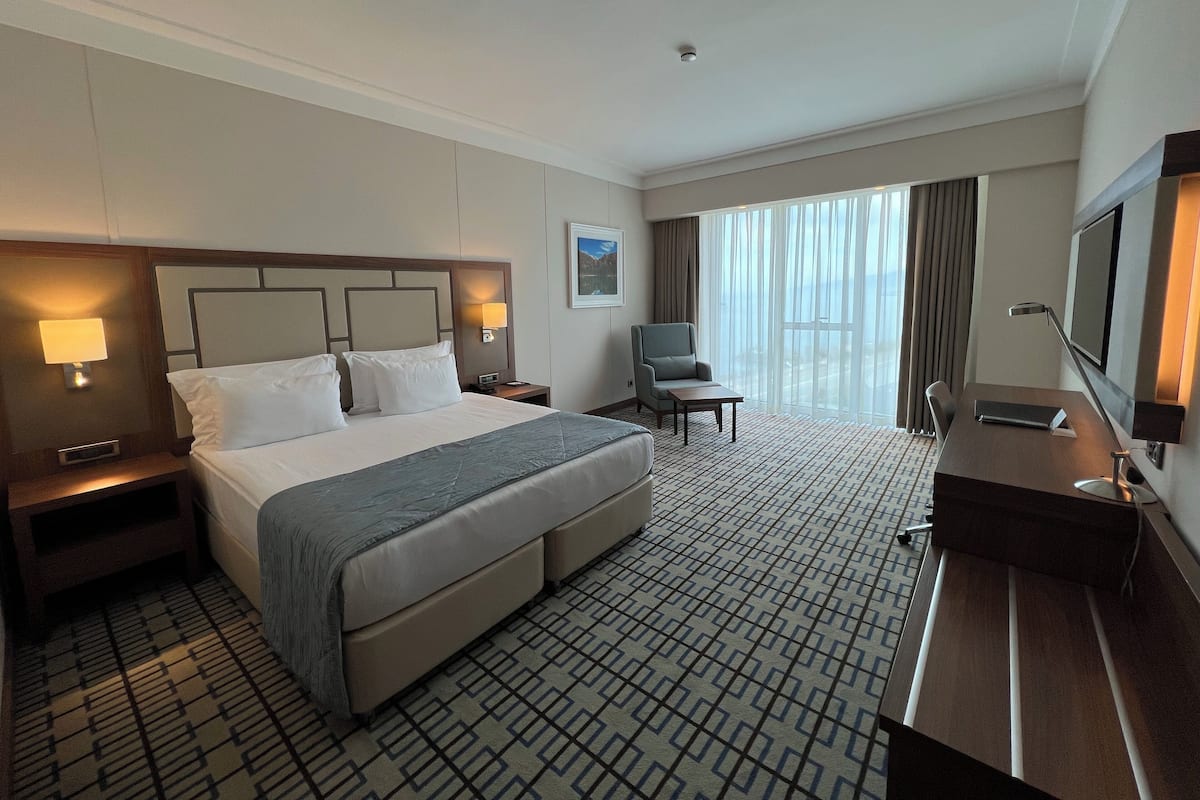 Egyptian cotton sheets, premium bedding, Select Comfort beds, minibar