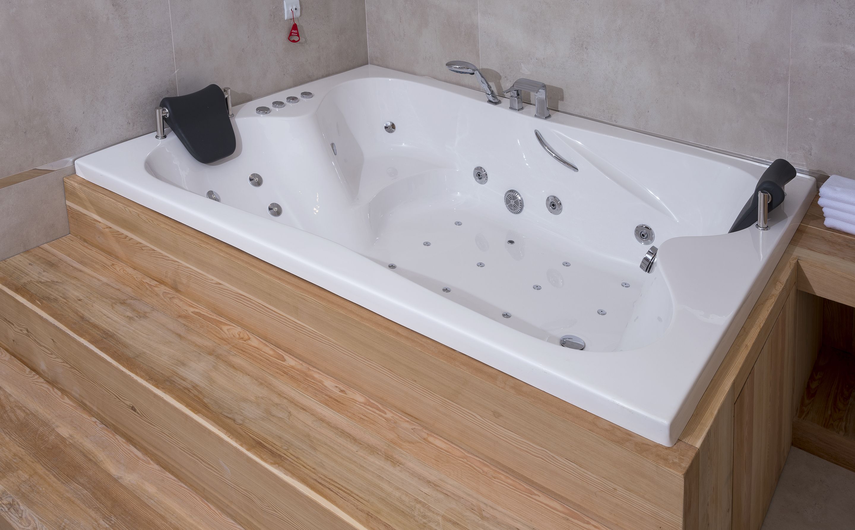 suite, 1 king bed | bathroom | deep-soaking bathtub, free toiletries, towels