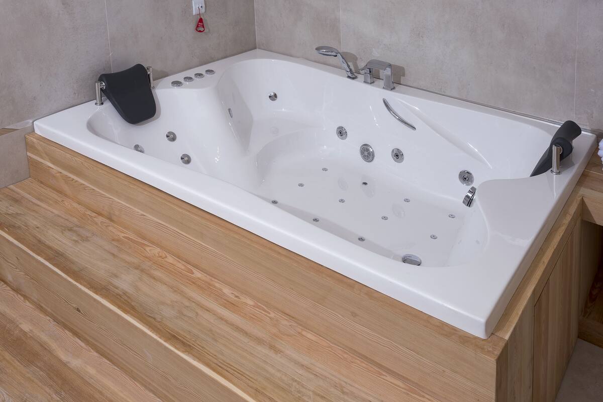 suite, 1 king bed | bathroom | deep-soaking bathtub, free toiletries, towels