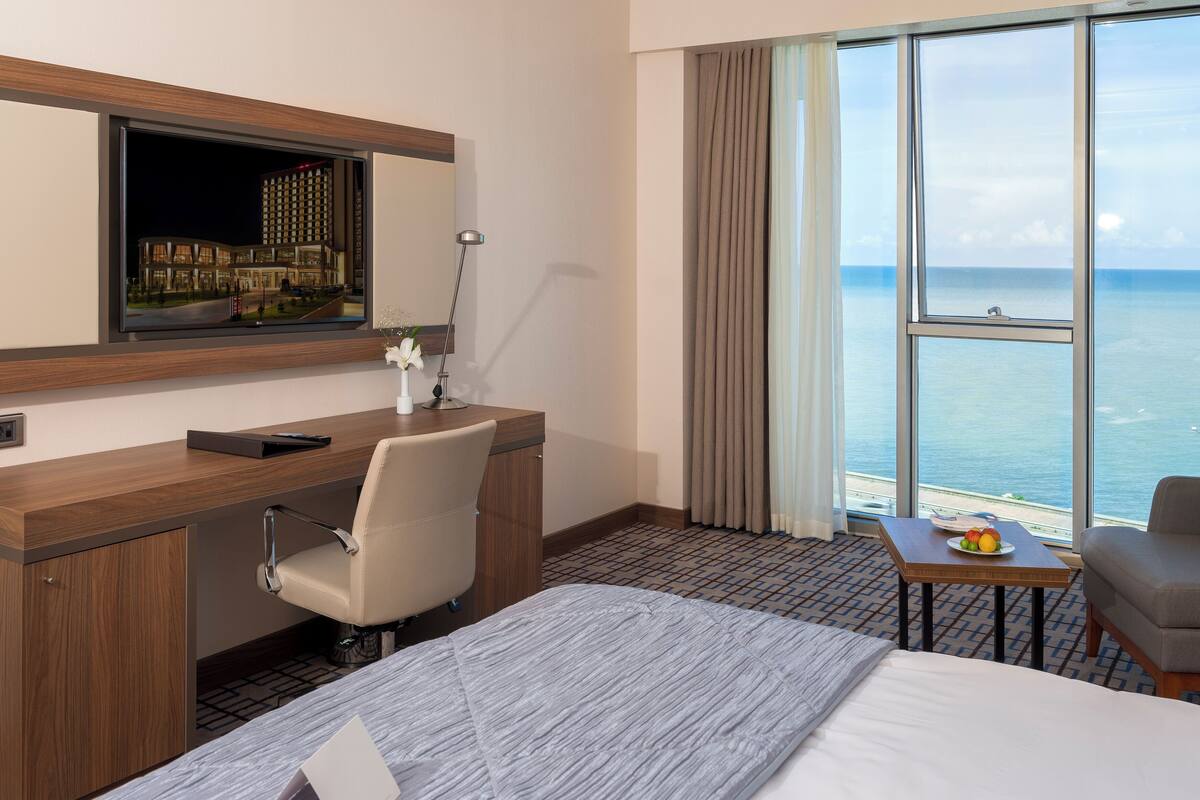 1 bedroom, egyptian cotton sheets, premium bedding, select comfort beds