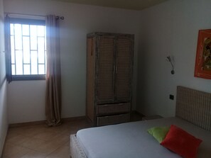 Appartamento, 1 camera da letto (Apt 0A) | 1 camera, una cassaforte in camera, ferro/asse da stiro, lenzuola