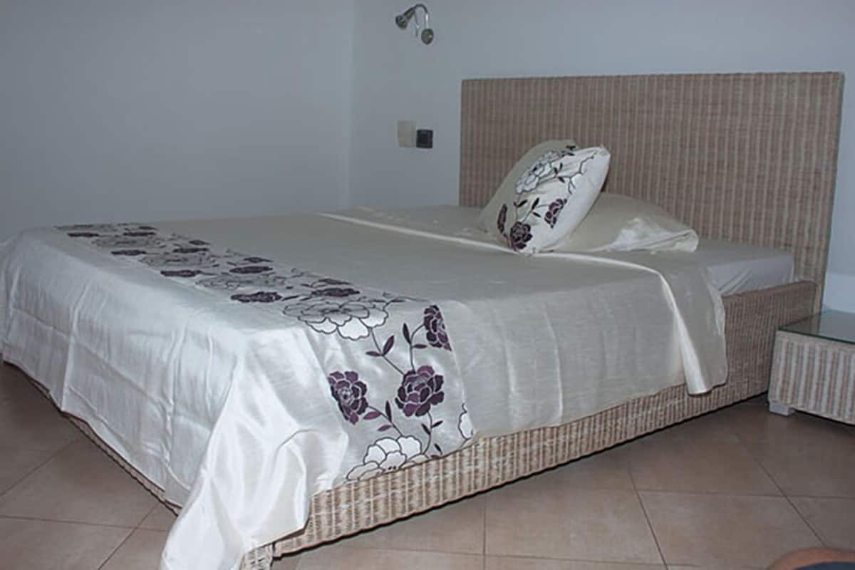 Apartment, 1 Schlafzimmer (Apt 0B) | 1 Schlafzimmer, Zimmersafe, Bügeleisen/Bügelbrett, Bettwäsche