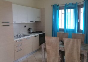 Appartamento, 1 camera da letto (Apt 1B) | Cucina privata | Frigorifero, microonde, forno, piano cottura