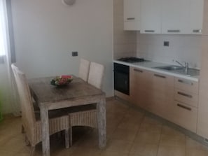 Apartment, 1 Schlafzimmer (Apt 0A) | Eigene Küche | Kühlschrank, Mikrowelle, Ofen, Herdplatte