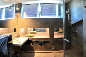 Design Loft | Bathroom | Shower, free toiletries, hair dryer, towels