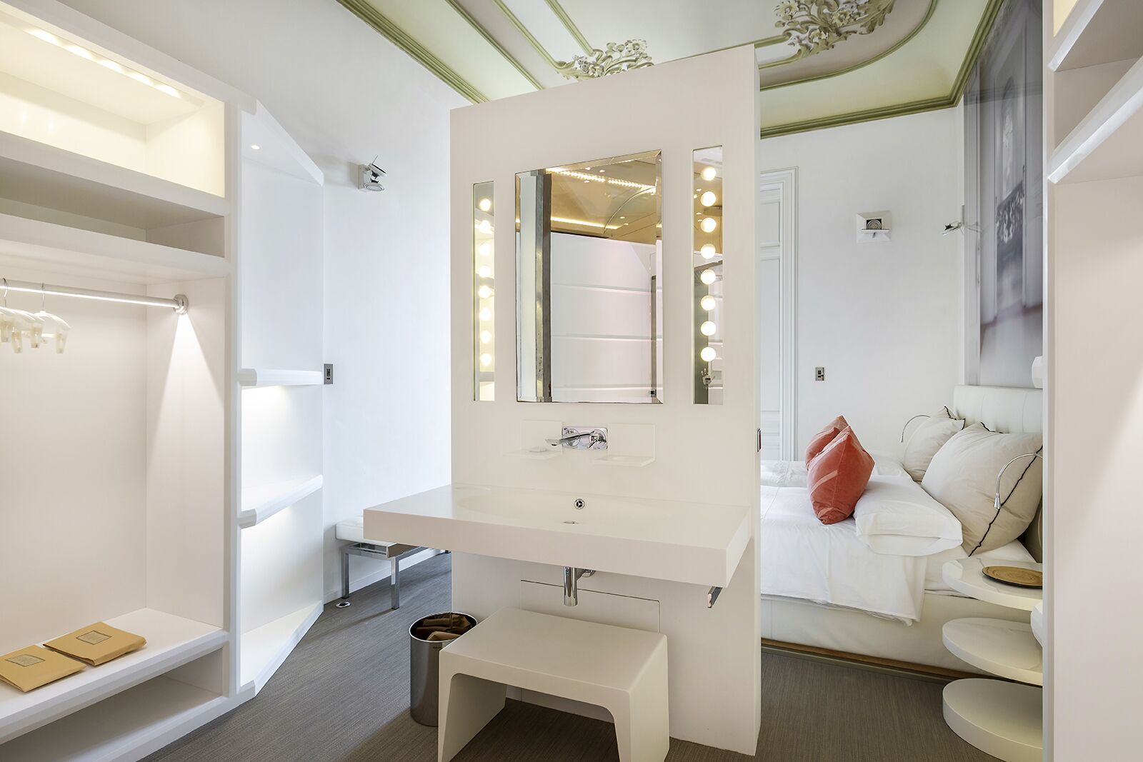 Un baño moderno con tocador, espejo e iluminación.