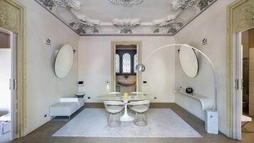 Design Suite (Royal Suite Bonaventura) | Living area | TV, iPad, video-game console, Netflix