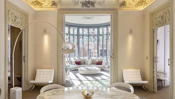 時尚套房 (Royal Suite Bonaventura) | 起居區 | 電視、iPad、電視遊樂器、Netflix