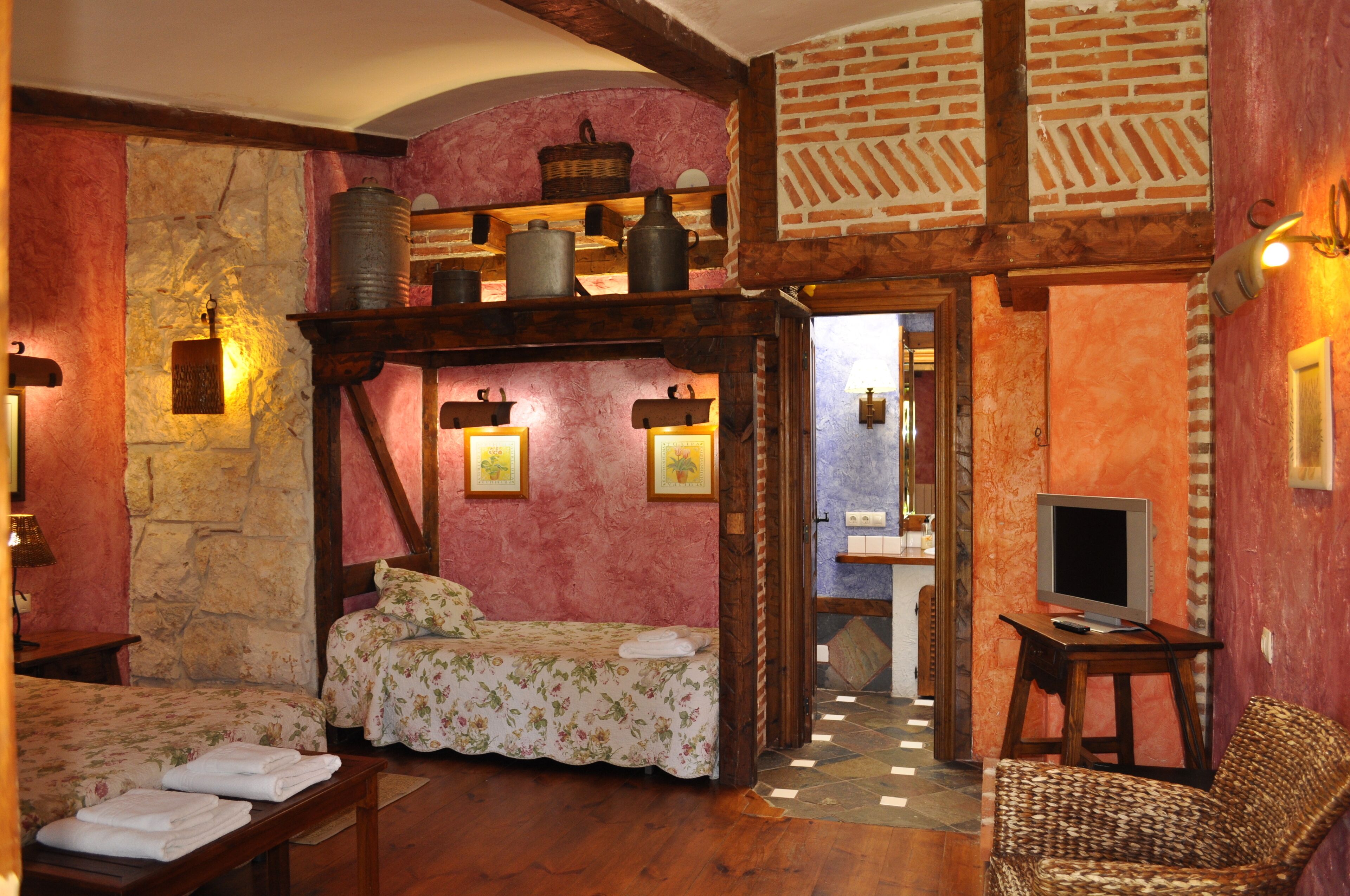 Kamar Triple Basic (3 Adults) | Meja kerja, kedap suara, dan setrika/meja setrika