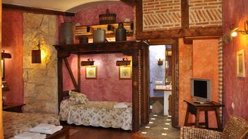 Kamar Triple Basic (3 Adults) | Meja kerja, kedap suara, dan setrika/meja setrika