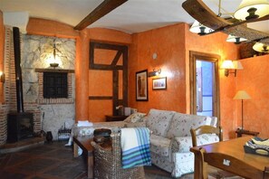 Skrivbord, ljudisolering, strykjärn/strykbräda och extrasängar